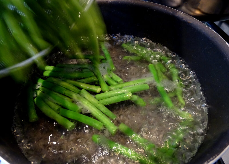 the green beans boiling in a pan
