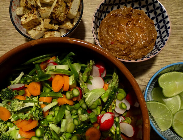 Crunchy vegetables, crispy tofu and peanut dressing